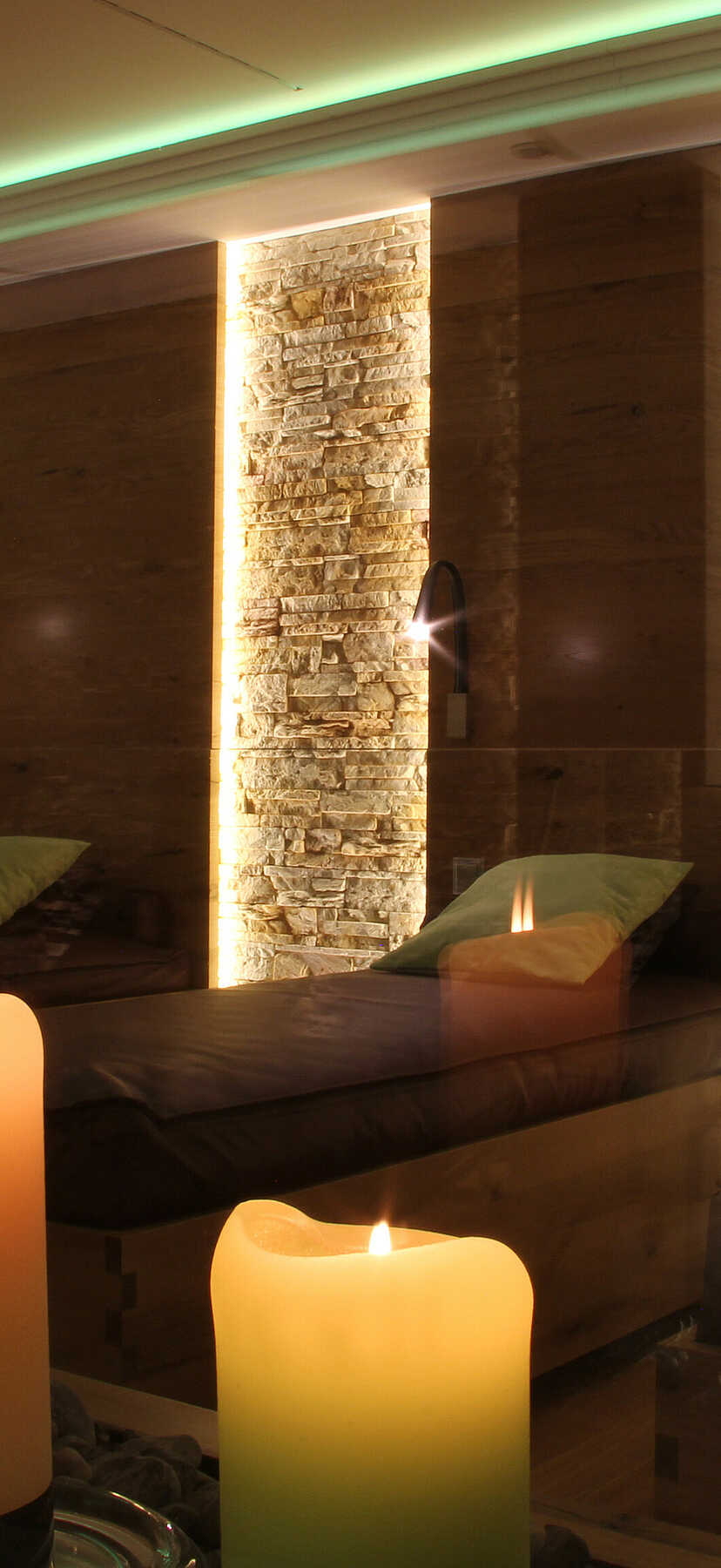Enztalhotel in Enzklösterle – Entspannungsbereich mit bequemen Liegen und Kerzenlicht | Wellnesshotel Schwarzwald