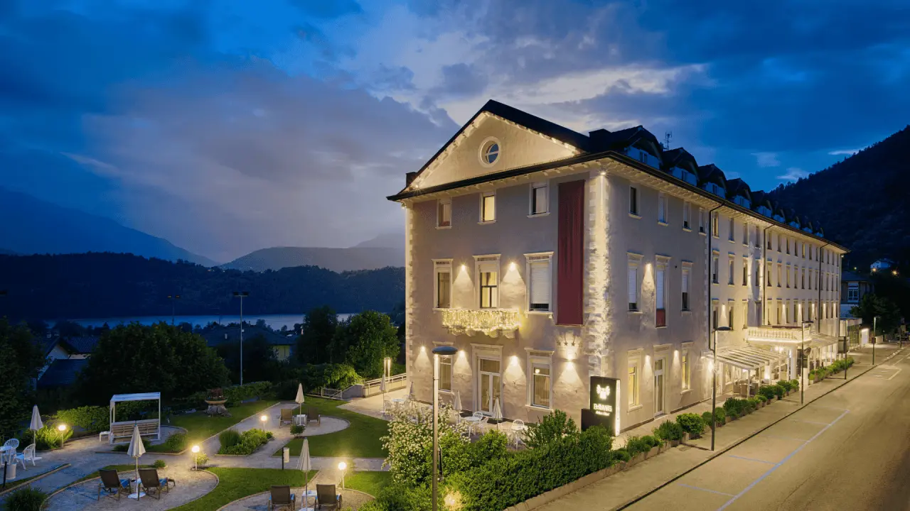 BellaVista Relax Hotel in Levico Terme – Beleuchtete Außenansicht bei Dämmerung mit Garten | Wellnesshotel Trentino