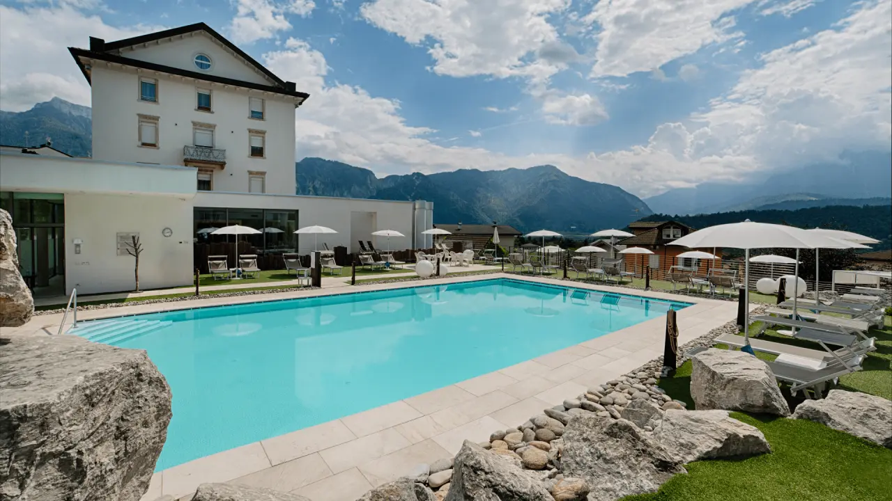 BellaVista Relax Hotel in Levico Terme – Außenpool mit Sonnenliegen und Bergblick | Wellnesshotel Trentino