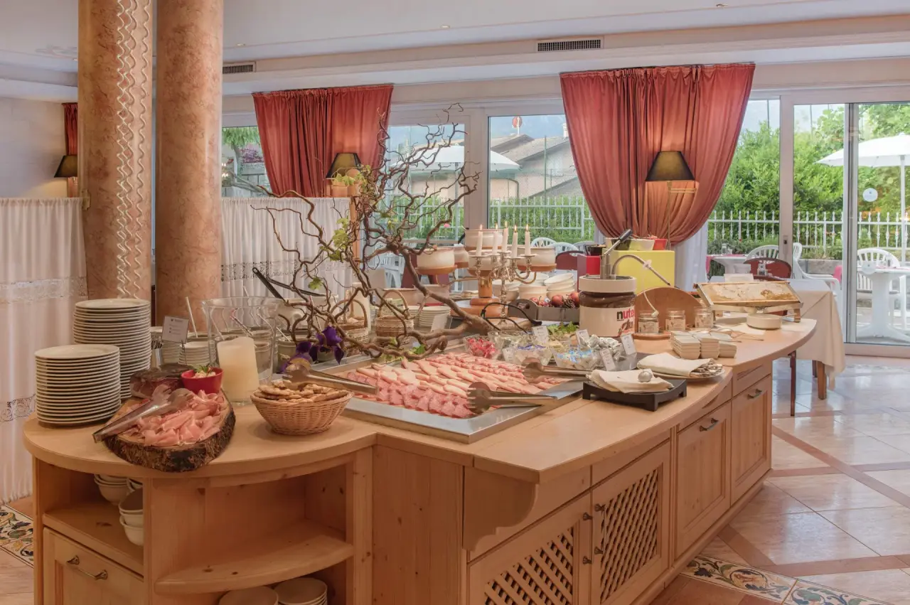 BellaVista Relax Hotel in Levico Terme – Reichhaltiges Frühstücksbuffet mit Aufschnitt | Wellnesshotel Trentino