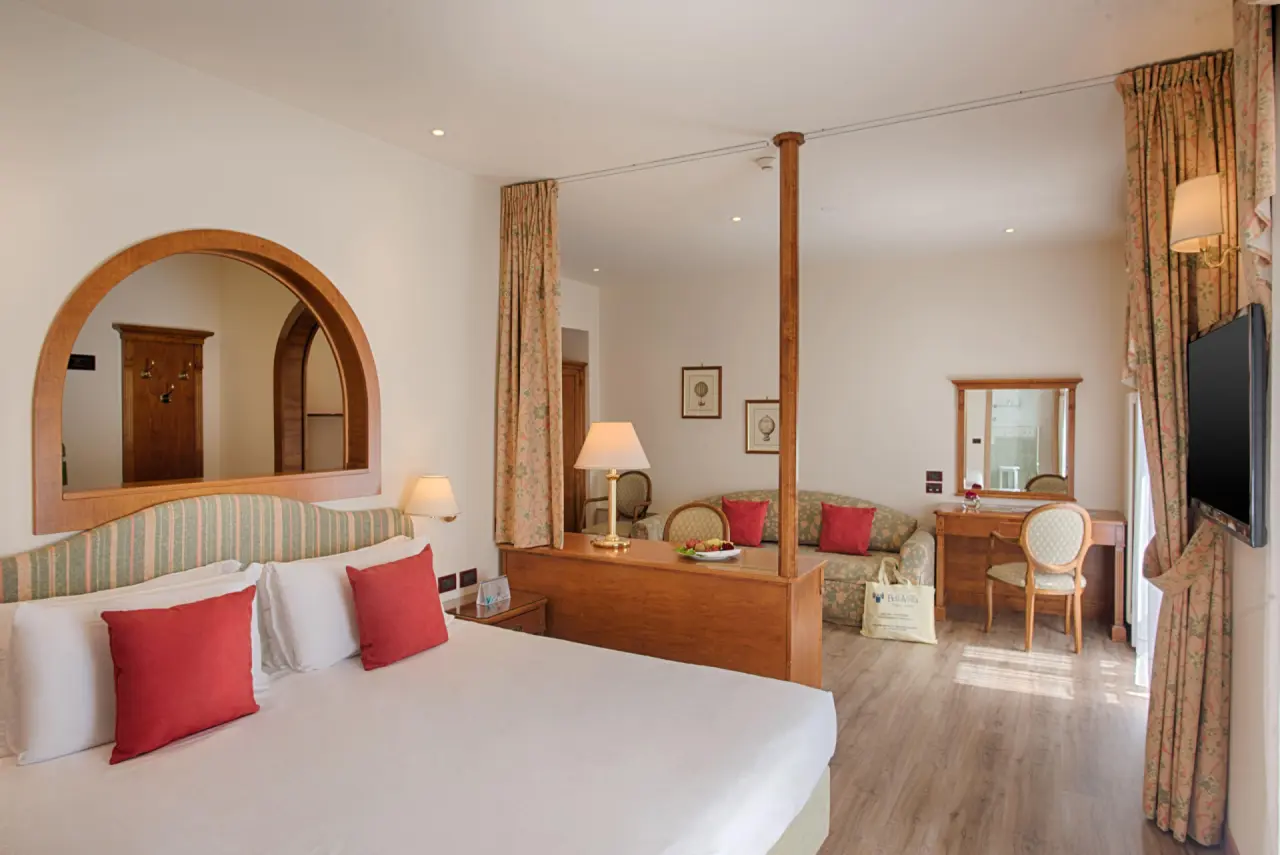 BellaVista Relax Hotel in Levico Terme – Helles Doppelzimmer mit Sitzecke und Holzboden | Wellnesshotel Trentino