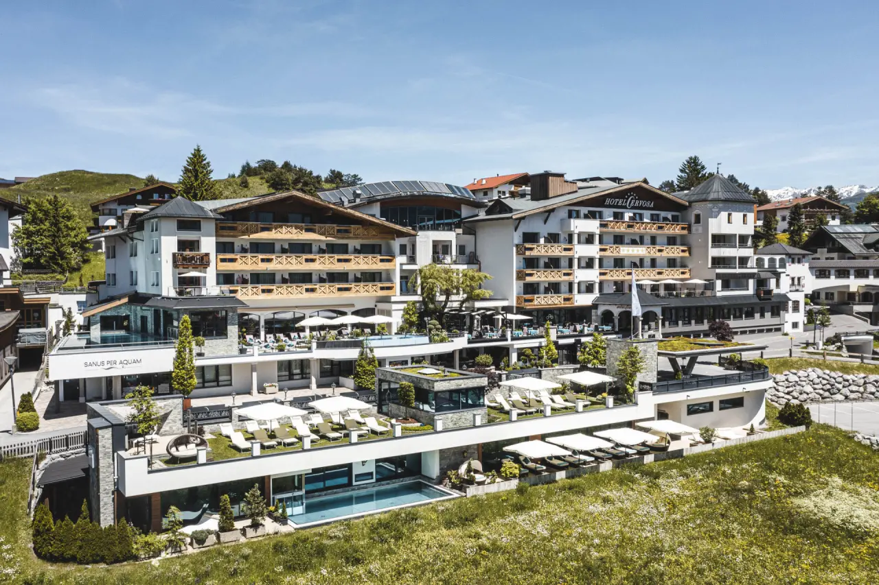 Luftaufnahme des Wellness Hotel Cervosa***** mit mehreren Pools, Sonnenterrassen und Bergpanorama in Serfaus.