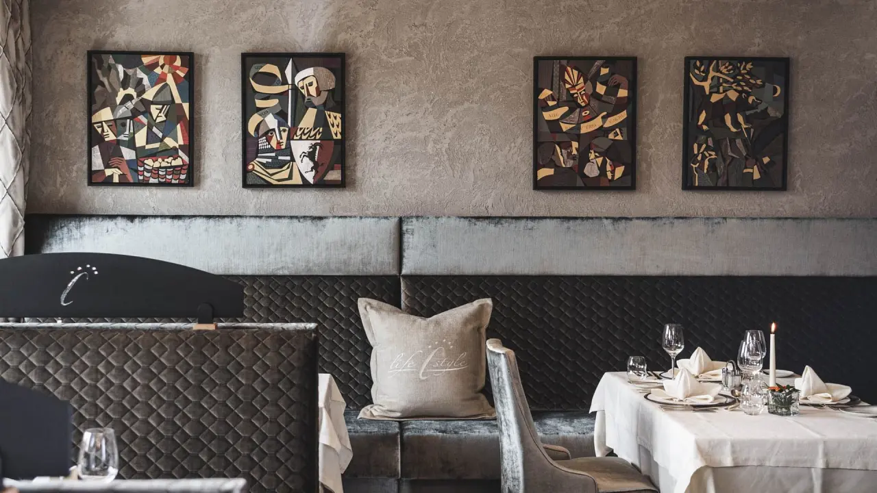 Elegantes Restaurant im Wellness Hotel Cervosa***** mit stilvoller Einrichtung, Kunstwerken und gedeckten Tischen.