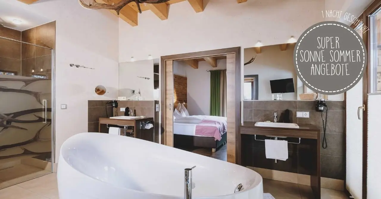 ALL INCLUSIVE Hotel DIE SONNE in Saalbach – Modernes Badezimmer mit freistehender Badewanne | Wellnesshotel Saalbach