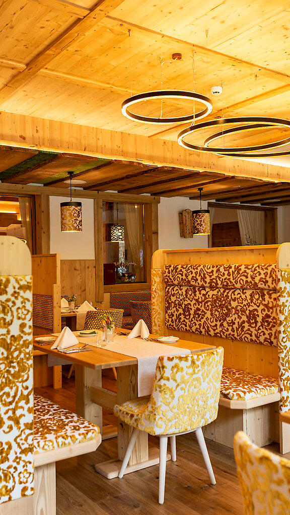 Natur- und Wellnesshotel Höflehner in Haus – Gemütlicher Restaurantbereich mit Holzelementen | Wellnesshotel Steiermark