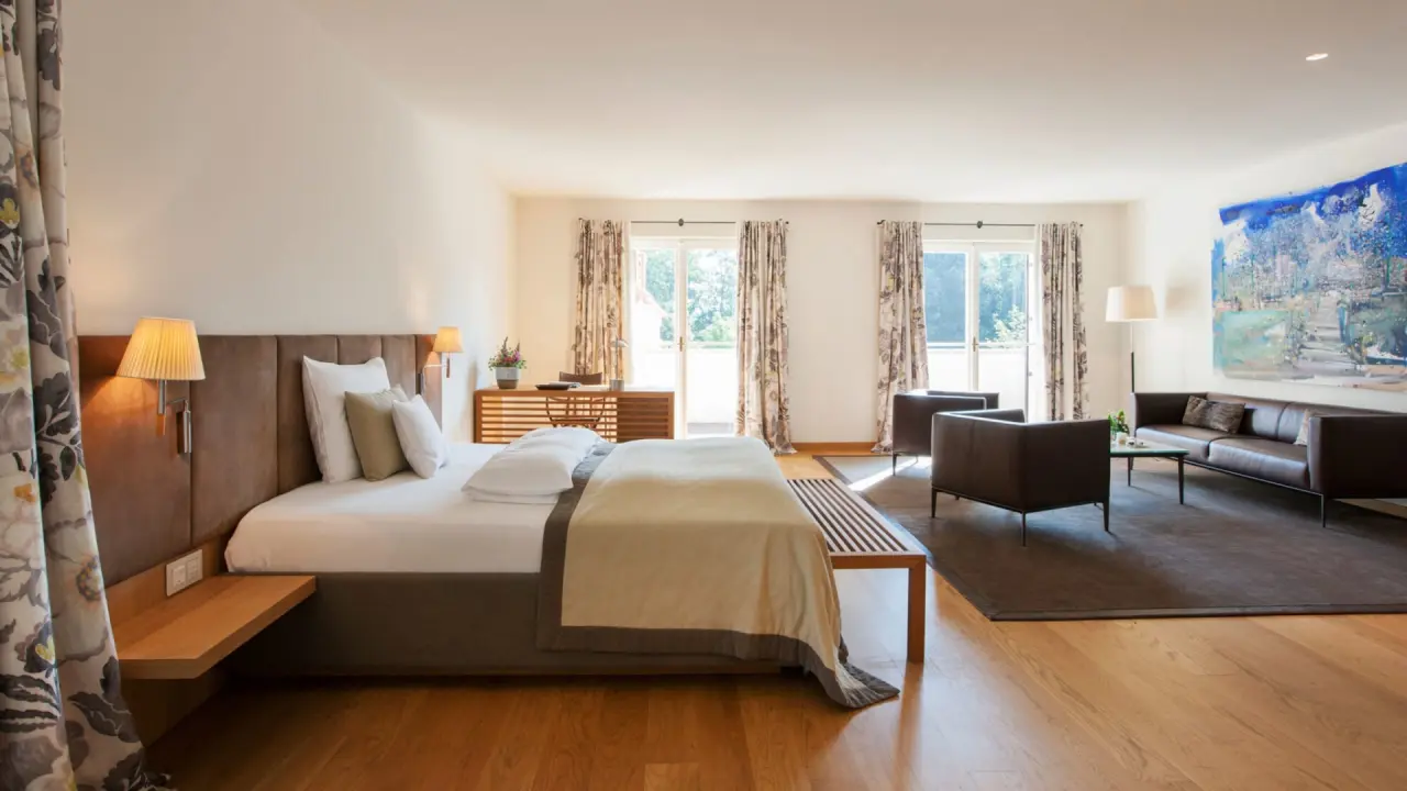 Geräumige Suite im G’Schlössl Murtal mit Schlafbereich, Wohnzimmer und Blick ins Grüne.