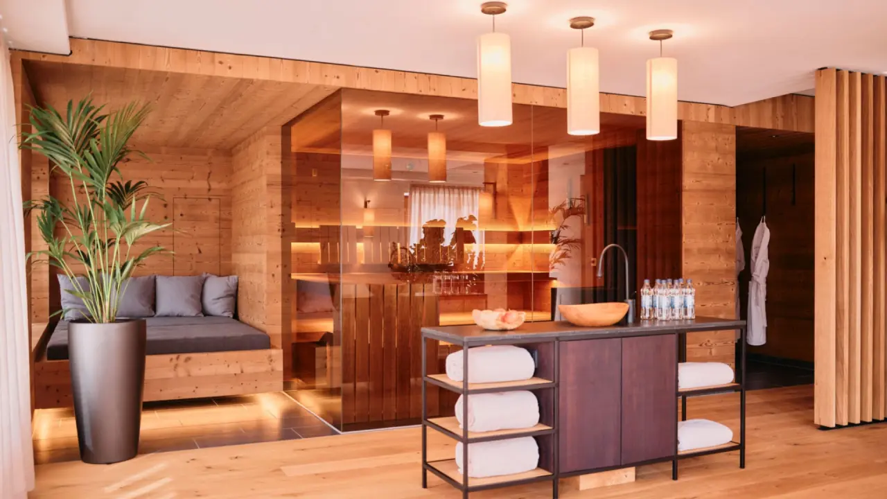 Moderne Sauna und Entspannungsbereich mit Holzdesign und frischem Wasser im G’Schlössl Murtal Spa.