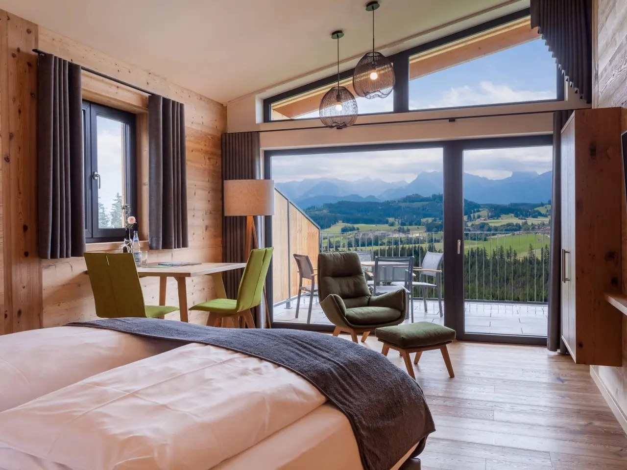 Gemütliches Hotelzimmer mit Holzelementen und Panoramablick auf die Berge im Land- & Wellnesshotel Panorama.