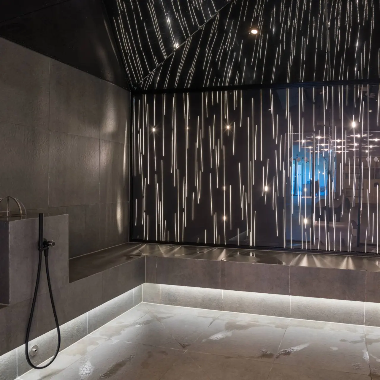 Modernes Dampfbad mit einzigartiger Lichtinstallation im Spa-Bereich des Land- & Wellnesshotel Panorama.
