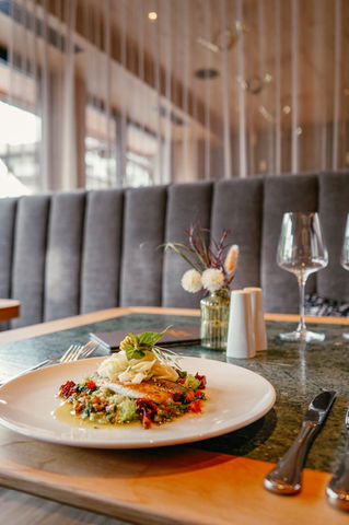 Ansprechend angerichtetes Gericht auf einem Tisch im modernen Restaurant des Hotel Alte Post.