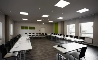 Konferenzraum im U-Form-Setup mit Tischen und Stühlen im Konsum Berghotel Oberhof