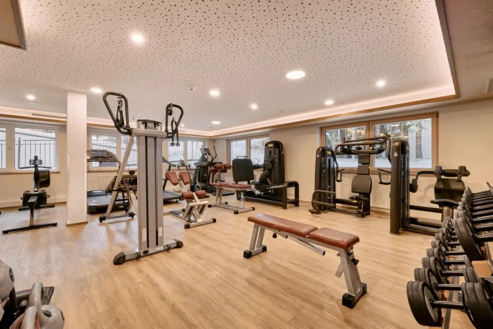 Moderner Fitnessraum mit verschiedenen Trainingsgeraeten im Hotel Post Ischgl