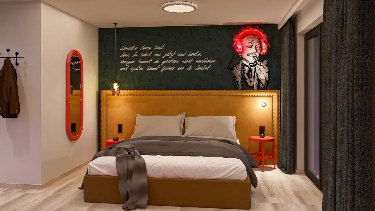 Modernes Doppelzimmer im Almhof Family Resort & SPA mit einzigartiger Wandgestaltung und bequemen Bett für erholsame Nächte.