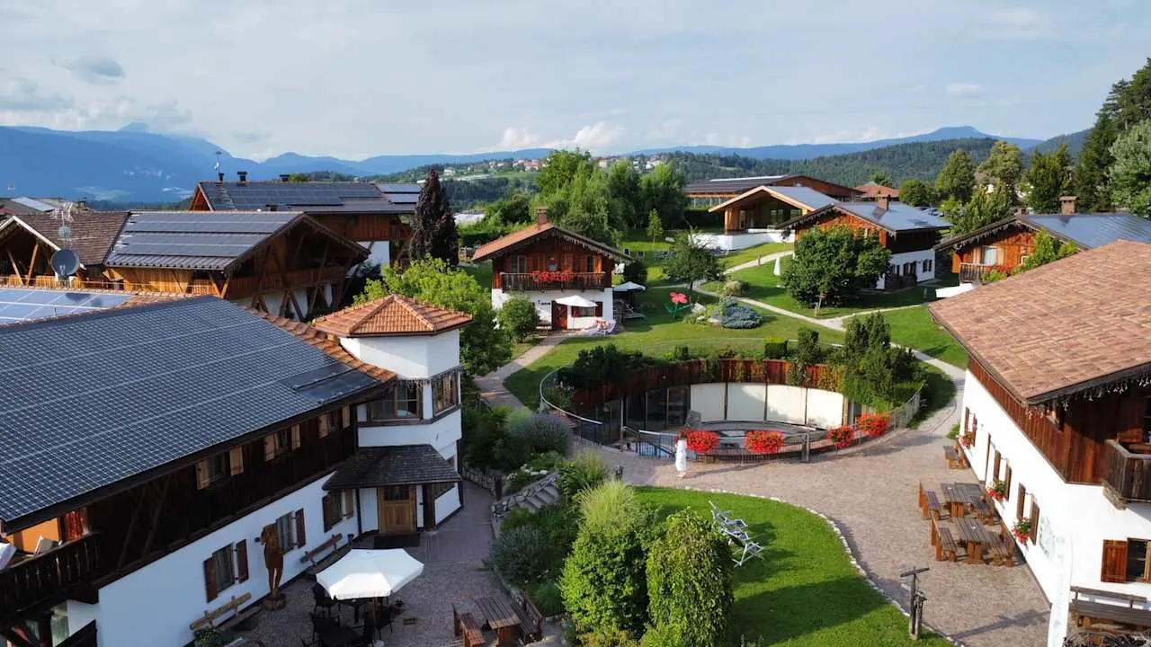 Pineta Nature Resort in Coredo – Panorama-Ansicht der Chalets und Gartenanlage | Wellnesshotel Trentino