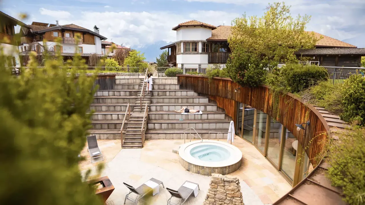 Pineta Nature Resort in Coredo – Außen-Whirlpool und Liegebereich im Amphitheater-Stil | Wellnesshotel Trentino