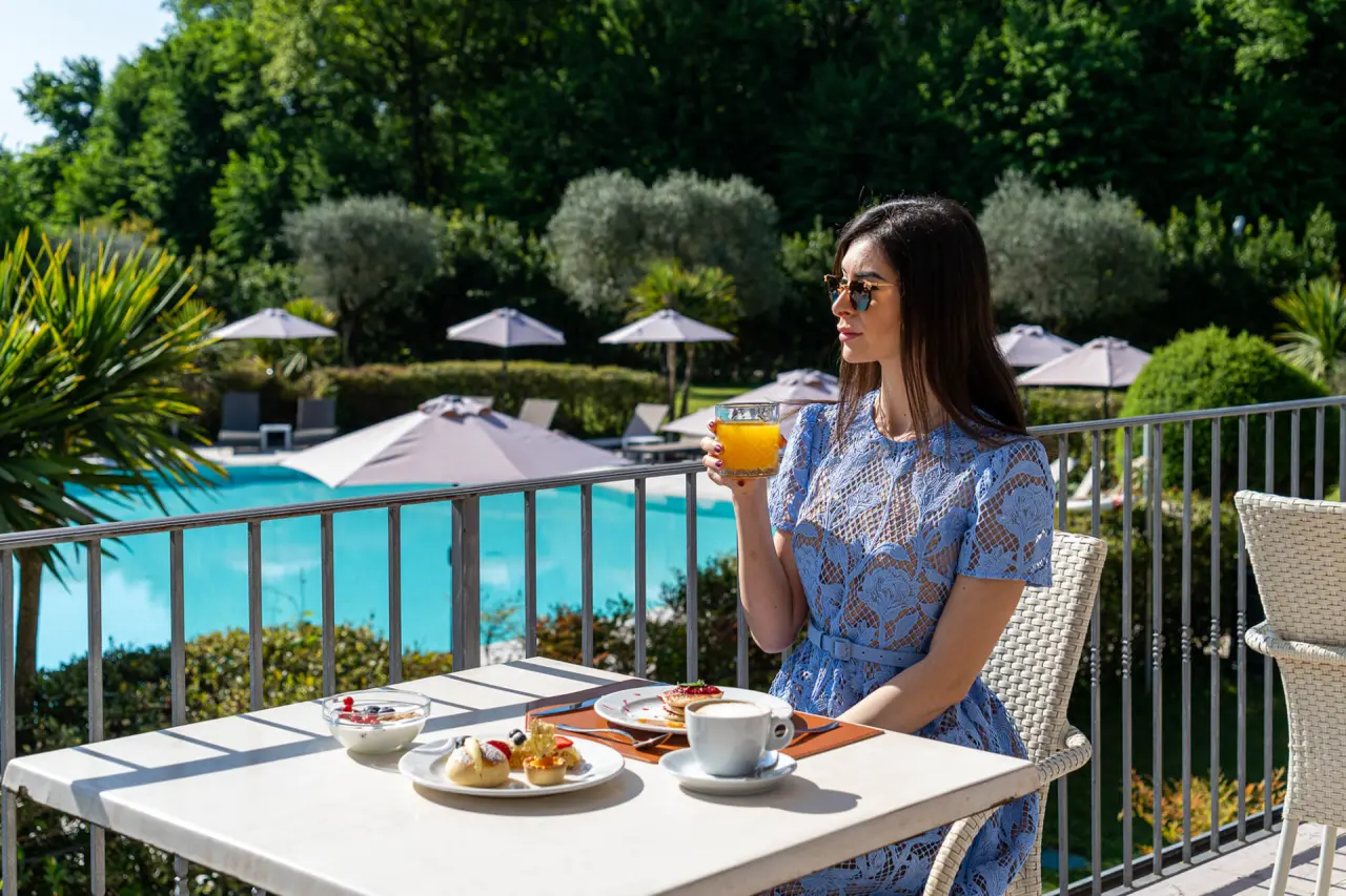 Monastero Resort & SPA in Soiano del Lago – Frühstück auf der Terrasse mit Poolblick | Wellnesshotel Gardasee