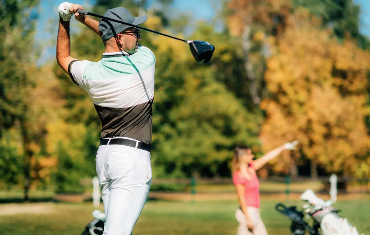 Monastero Resort & SPA in Soiano del Lago – Golfspieler beim Abschlag im Grünen | Wellnesshotel Gardasee