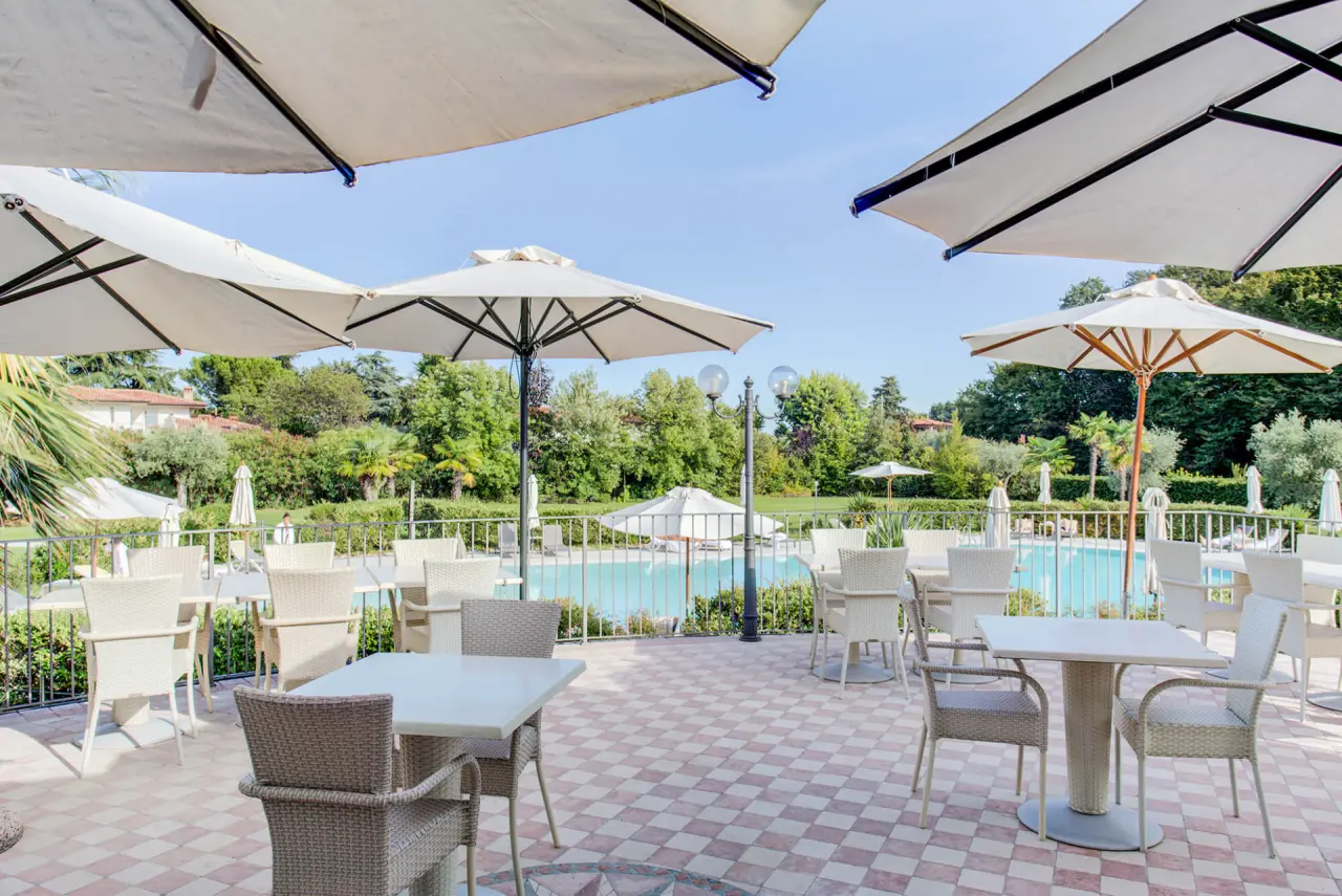 Monastero Resort & SPA in Soiano del Lago – Sonnige Terrasse mit Poolblick | Wellnesshotel Gardasee