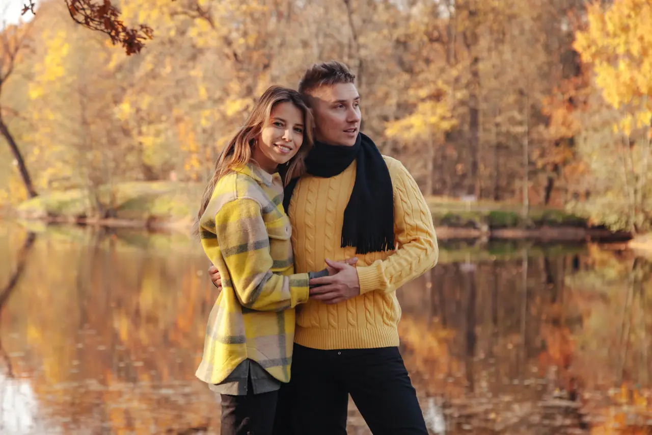 Monastero Resort & SPA in Soiano del Lago – Paar am Seeufer im herbstlichen Garten | Wellnesshotel Gardasee