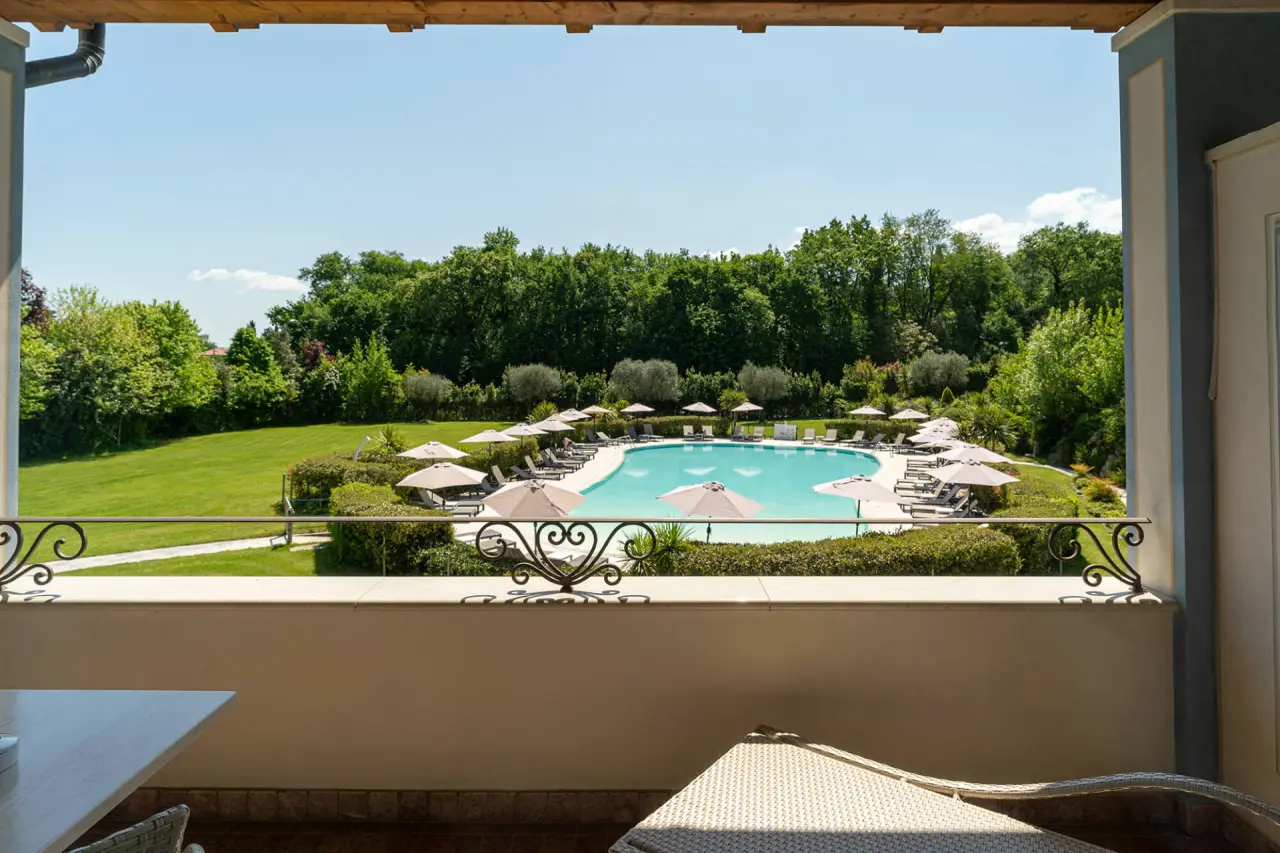 Monastero Resort & SPA in Soiano del Lago – Außenpool mit Liegewiese und Sonnenschirmen | Wellnesshotel Gardasee