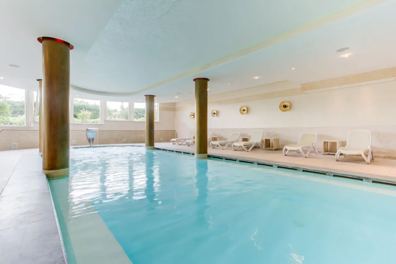 Monastero Resort & SPA in Soiano del Lago – Heller Innenpool mit Liegebereich | Wellnesshotel Gardasee