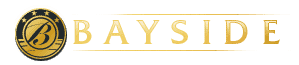 Goldenes Logo des Bayside Hotels mit stilisiertem 'B' Emblem und dem Schriftzug 'BAYSIDE' auf dunklem Hintergrund.