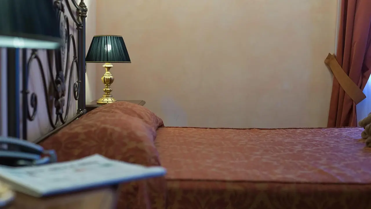 Nuovo Etruria Resort in Montepulciano – Detailansicht eines Hotelbetts mit Nachttischlampe | Wellnesshotel Toskana