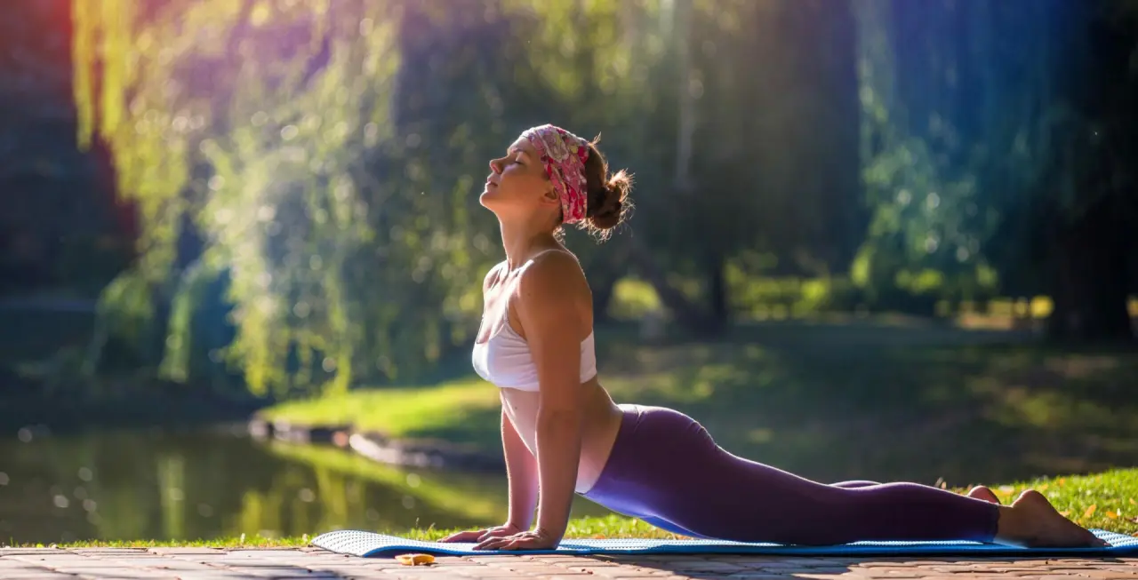 Waidringer Hof in Waidring – Frau beim Yoga in der Natur | Wellnesshotel Tirol