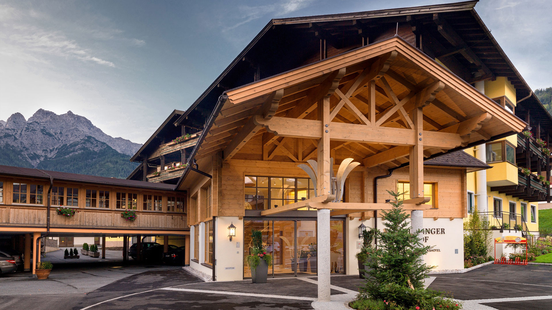 Waidringer Hof in Waidring – Traditionelle Holzfassade des Hotels mit majestätischem Bergpanorama | Wellnesshotel Tirol