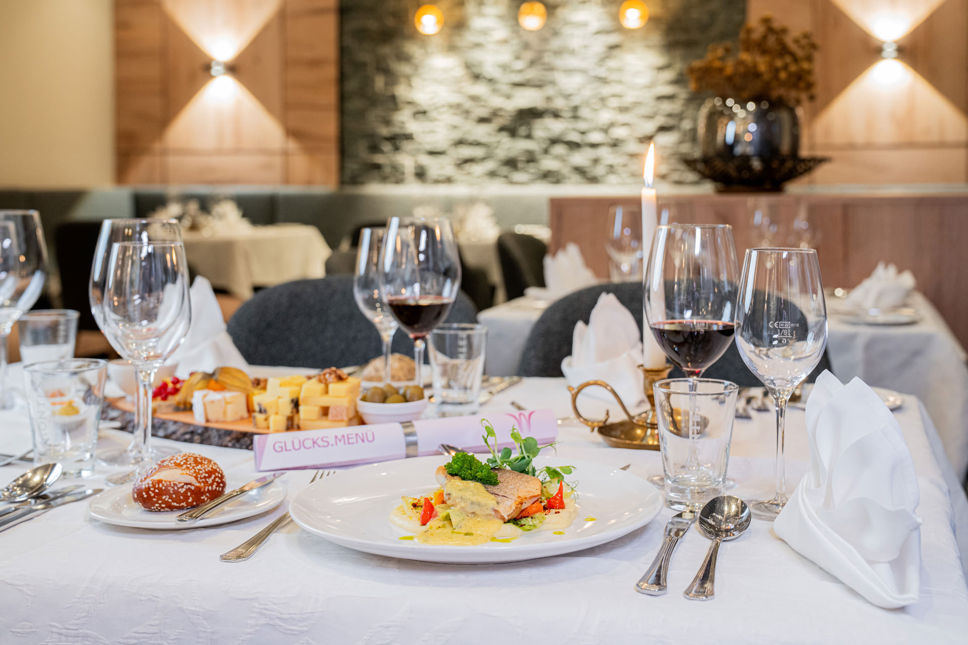 Waidringer Hof in Waidring – Festlich gedeckter Tisch mit Gourmet-Gericht im Restaurant | Wellnesshotel Tirol