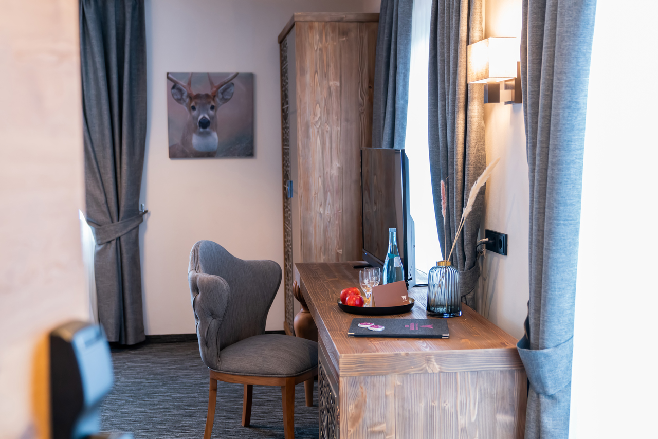 Waidringer Hof in Waidring – Gemütlicher Schreibtischbereich im Hotelzimmer | Wellnesshotel Tirol