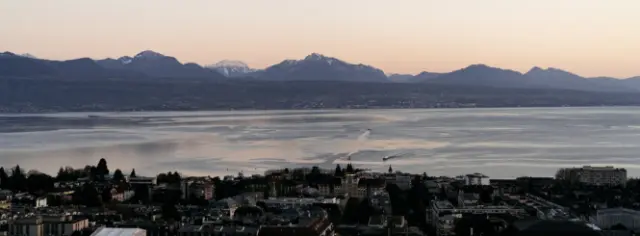 Panorama von Lausanne mit Genfersee und Alpen bei Sonnenuntergang, Hotel Lausanne Palace