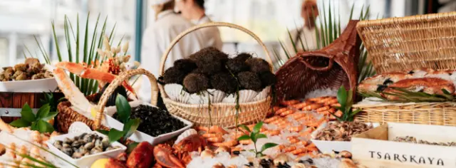 Luxuriöses Meeresfrüchte-Buffet mit Hummer, Garnelen und Kaviar im Hotel Lausanne Palace.