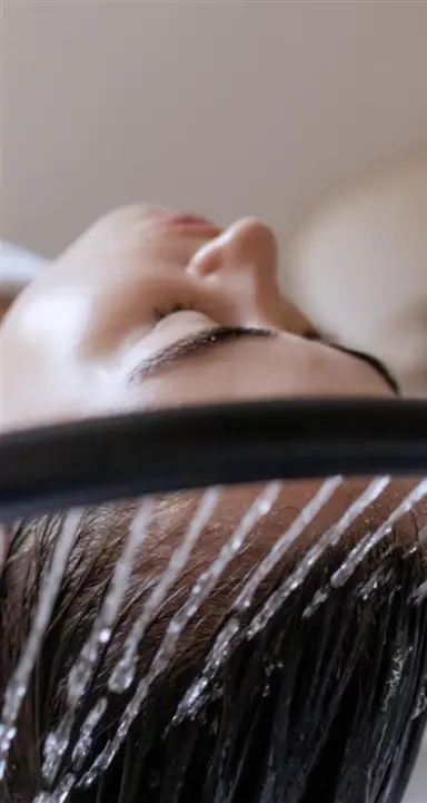 Gastin genießt eine entspannende Haarwäsche im luxuriösen Spa-Bereich des Hotel Lausanne Palace.