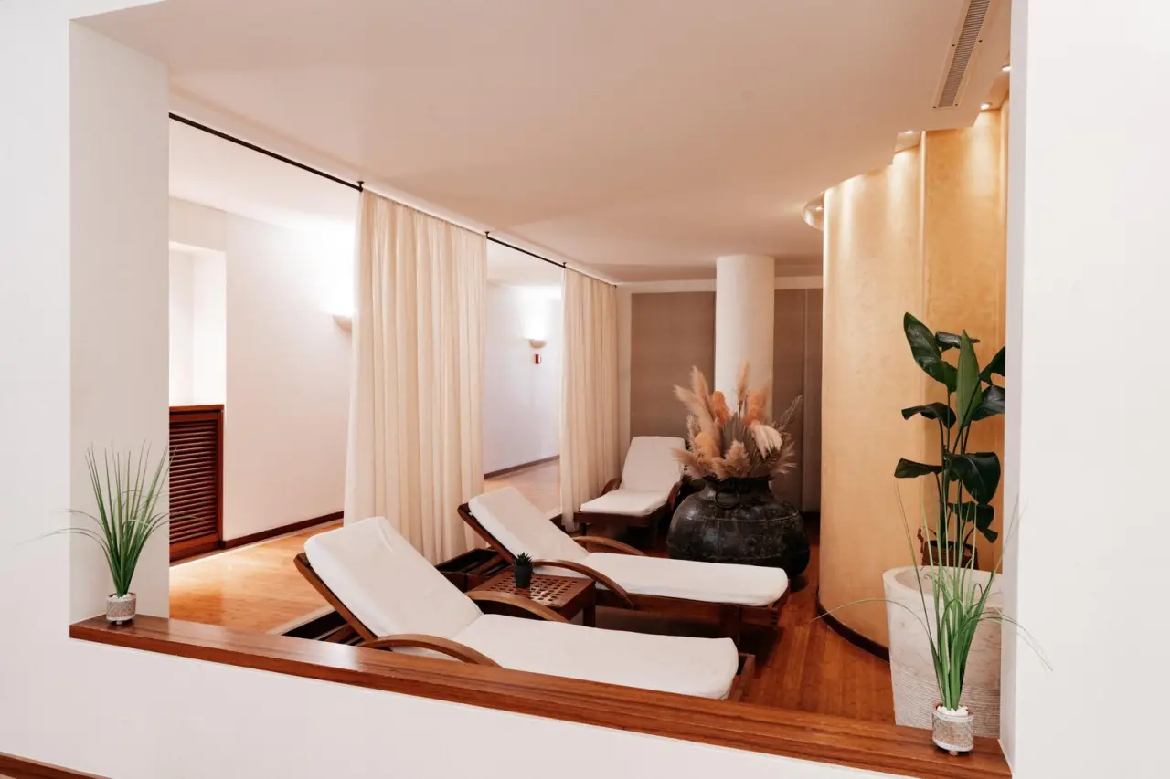 Entspannungsbereich mit bequemen Liegen und stilvoller Dekoration im Spa des Hotel Lausanne Palace.