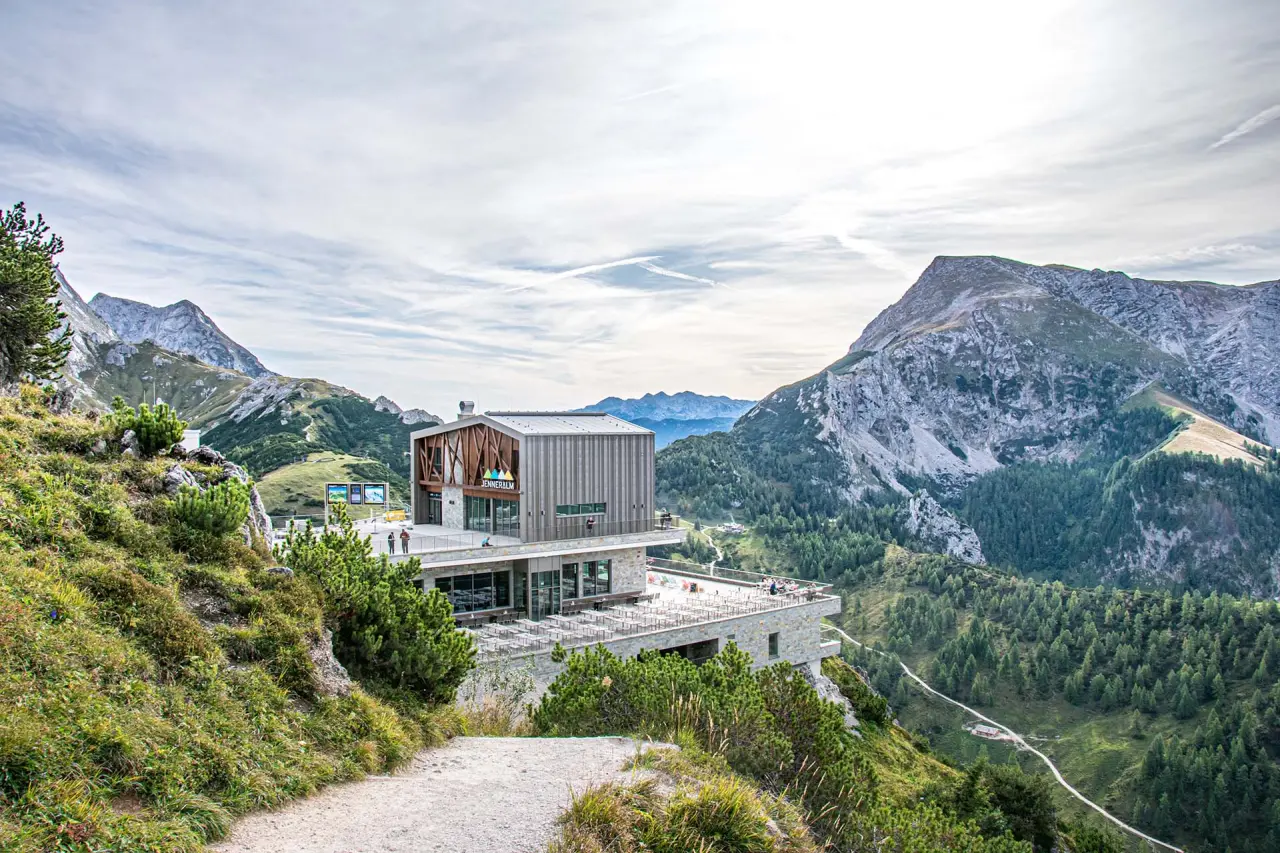 Moderne Jenneralm Bergstation mit Restaurant und Panoramaterrasse in den Berchtesgadener Alpen, umgeben von majestätischen Bergen.