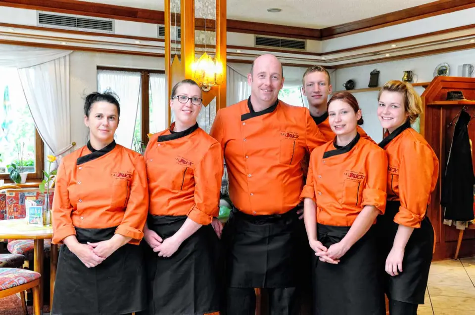 Freundliches Team des Wellness-Hotels Cafe Talblick im Restaurantbereich.