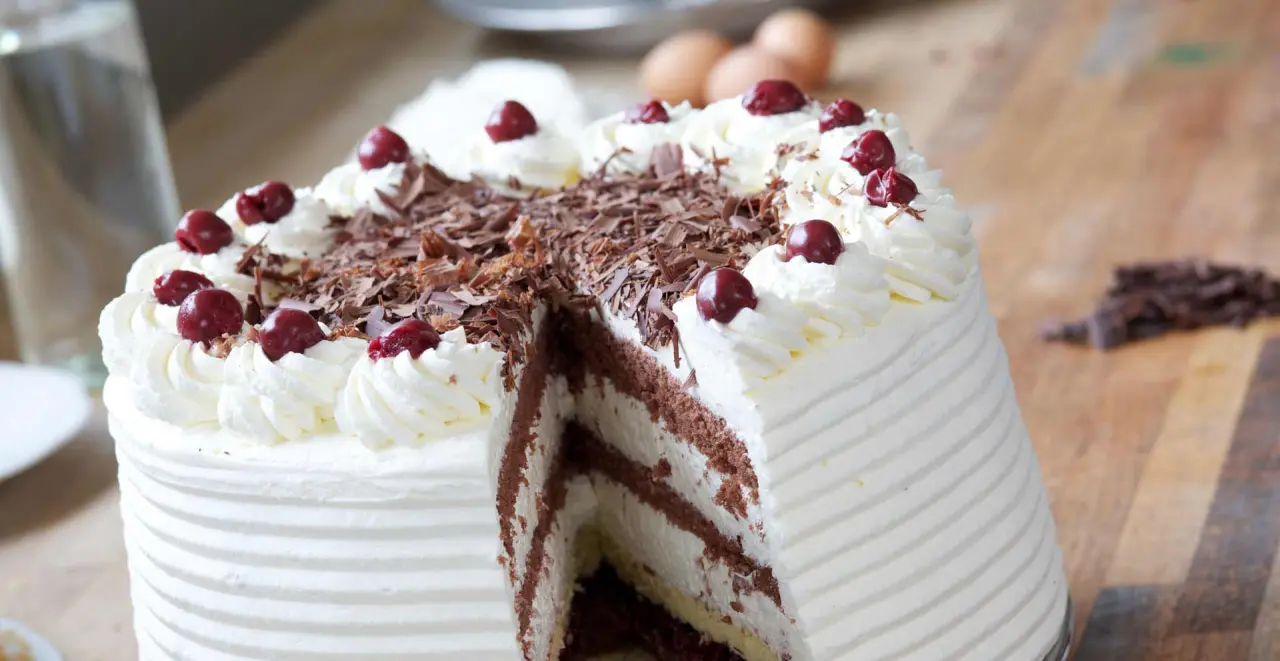 Frisch angeschnittene Schwarzwälder Kirschtorte im Cafe Talblick des Wellness-Hotels. Ein Genuss für Kaffeeliebhaber.