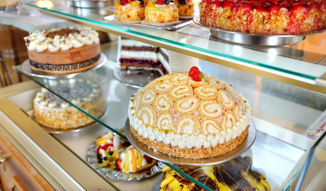 Auswahl an frischen Kuchen und Torten in der Vitrine des Cafés im Wellness-Hotel Cafe Talblick.