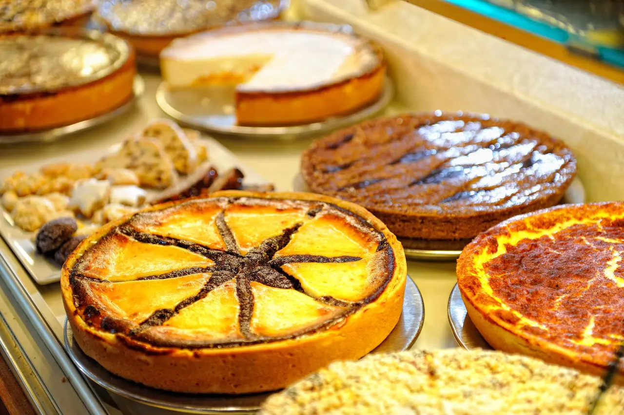 Auswahl an frischen Kuchen und Gebäck in der Vitrine des Wellness-Hotel Cafe Talblick. Hausgemachte Köstlichkeiten.