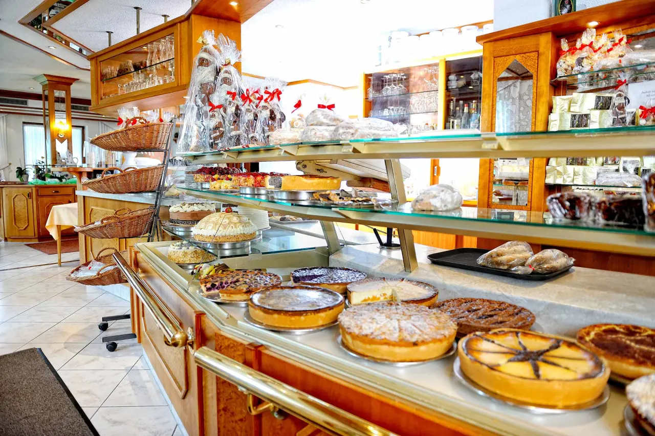 Traditionelle Kuchen- und Gebäckauslage im Café Talblick des Wellness-Hotels Cafe Talblick.