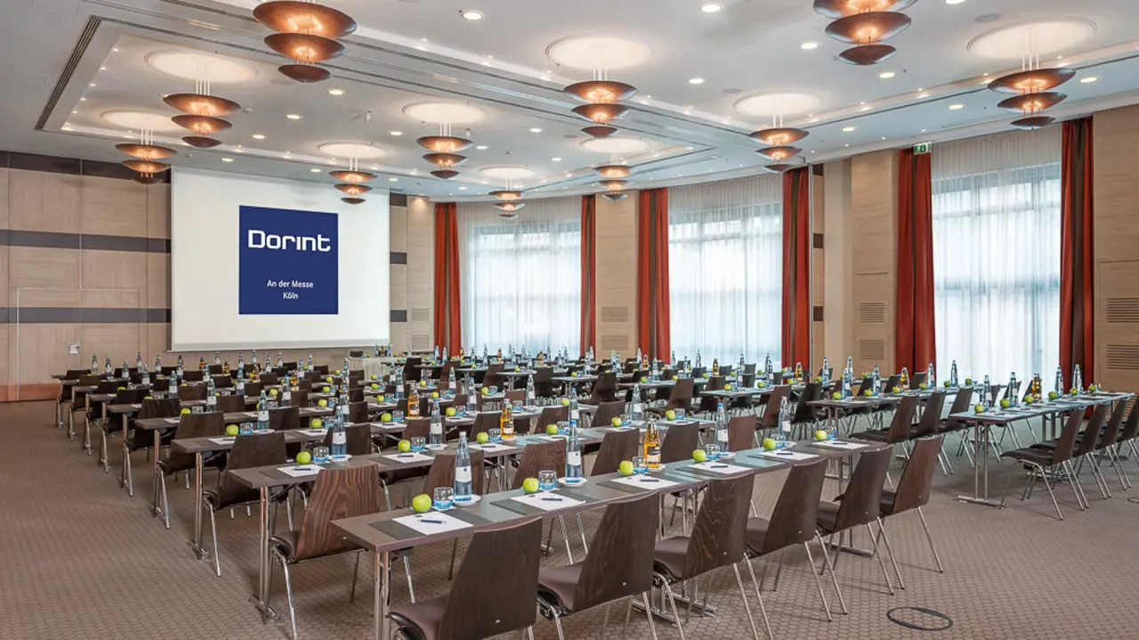 Grosser Konferenzraum im Dorint An der Messe Köln mit Reihenbestuhlung, Projektionsfläche und Tagungsausstattung.