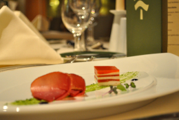 Kreativ angerichtetes Dessert auf einem Teller im Restaurant des Hotel Zedern Klang.