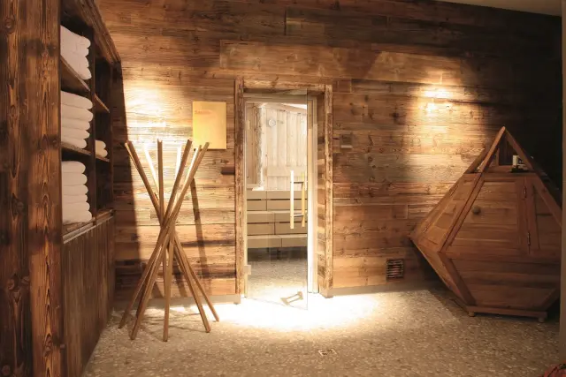 Eingang zur finnischen Sauna mit frischen Handtüchern und Infrarotkabine im Wellnessbereich des Hotel Zedern Klang.