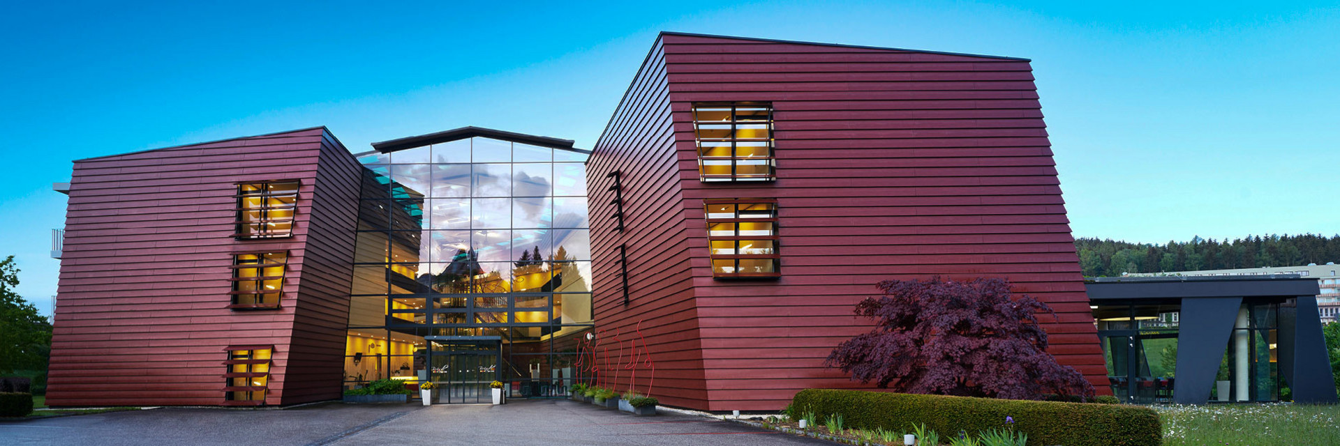Spa Hotel Bründl in Bad Leonfelden – Moderne Hotelfassade bei Abenddämmerung | Wellnesshotel Oberösterreich