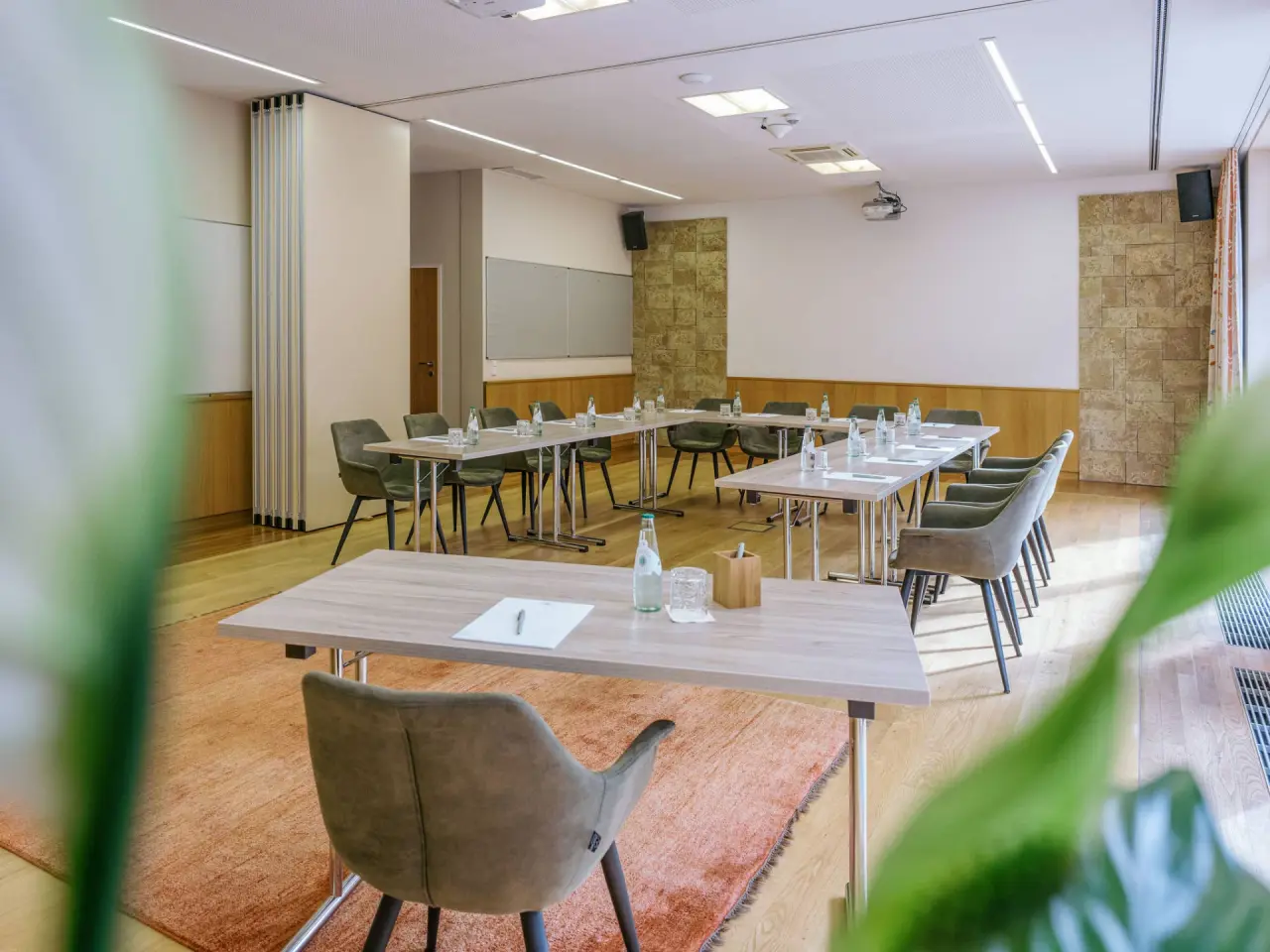 Moderner Konferenzraum mit U-förmiger Bestuhlung und Präsentationstechnik im Garten-Hotel Ochensberger.