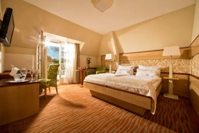 Gemütliches Doppelzimmer mit Balkon, Champagner und Blick ins Grüne im Garten-Hotel Ochensberger.
