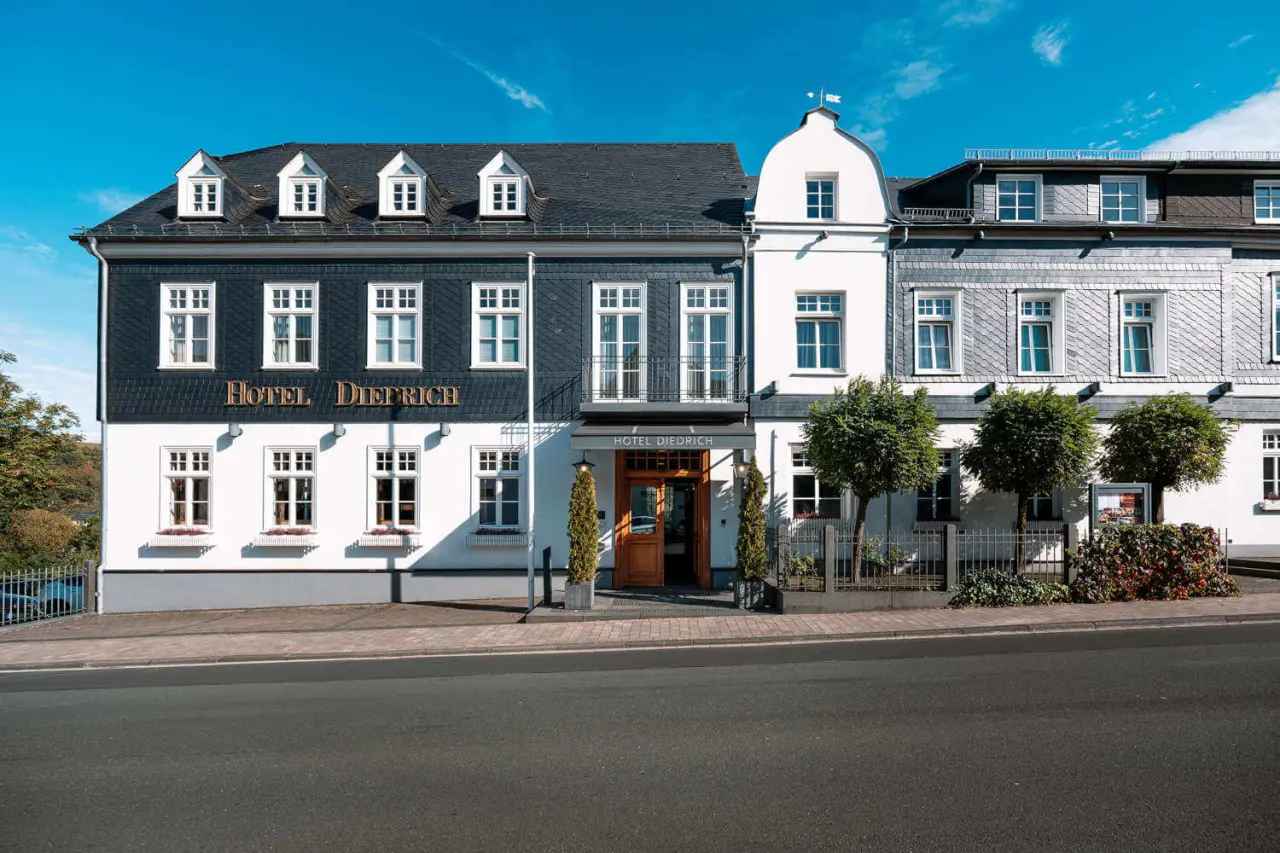 Aussenansicht des DIEDRICH Wellnesshotel & SPA mit historischer Fassade und blauem Himmel.