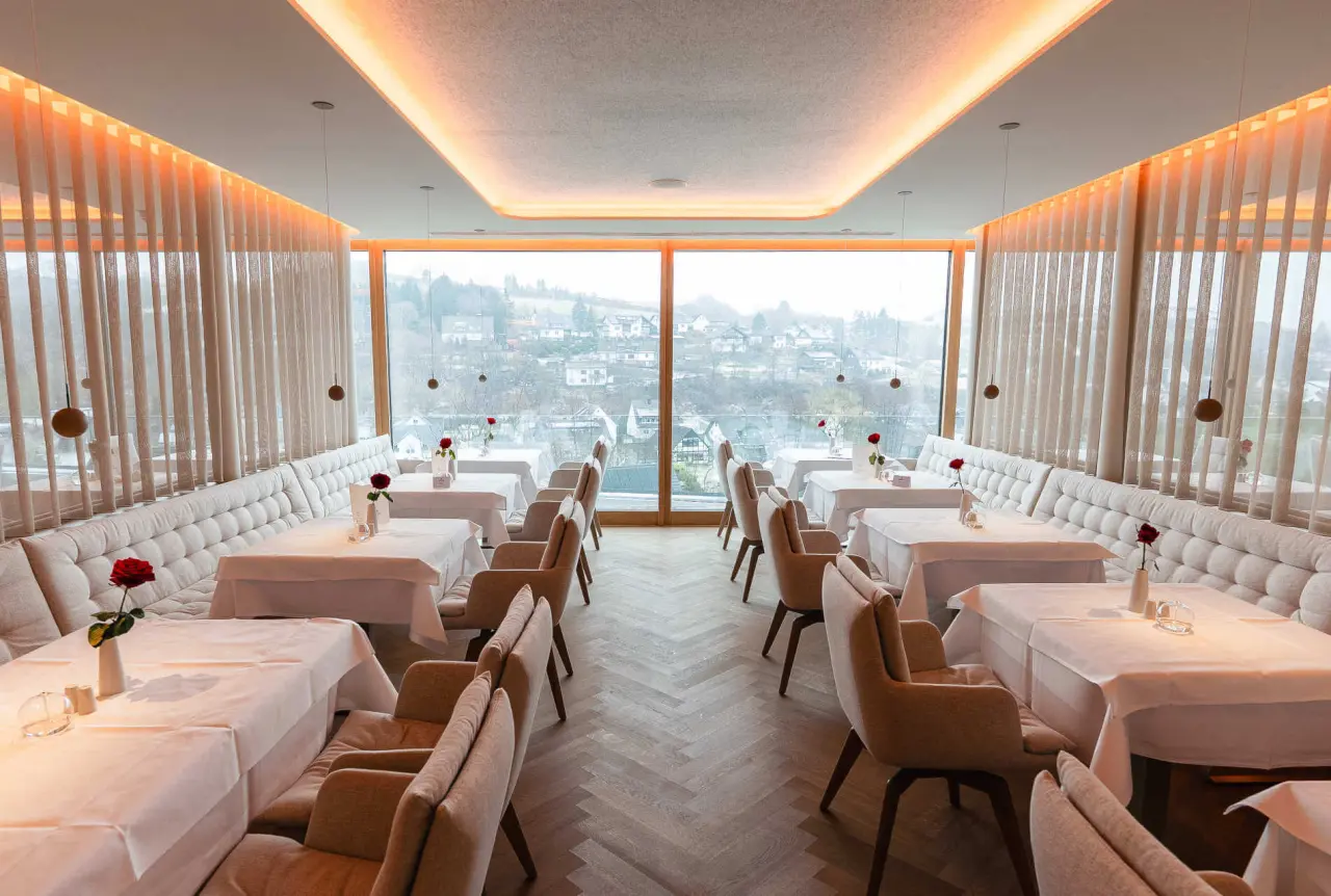 Elegantes Restaurant mit Panoramafenstern und Blick auf die Landschaft im DIEDRICH Wellnesshotel & SPA.