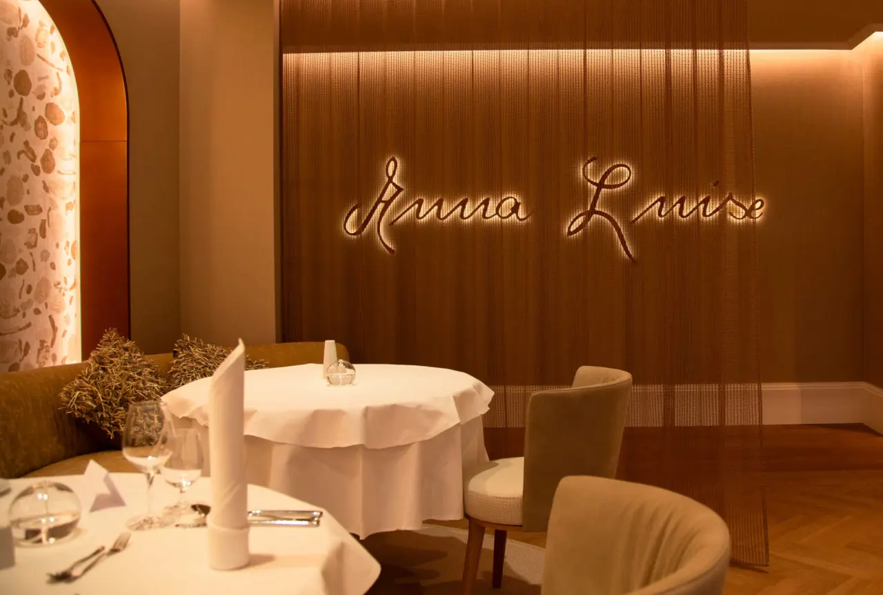 Elegantes Restaurant 'Anna Luise' im DIEDRICH Wellnesshotel & SPA mit warmem Licht und stilvoll gedeckten Tischen.
